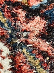 Anwendung sicherer Mottenbekämpfungsmittel auf einem antiken Teppich bei Teppich Parsi